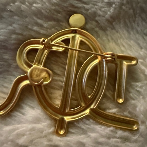 Gold Script Monogram Pin Brooch - Elegant Rope-Textured Design - Picture 3 of 5